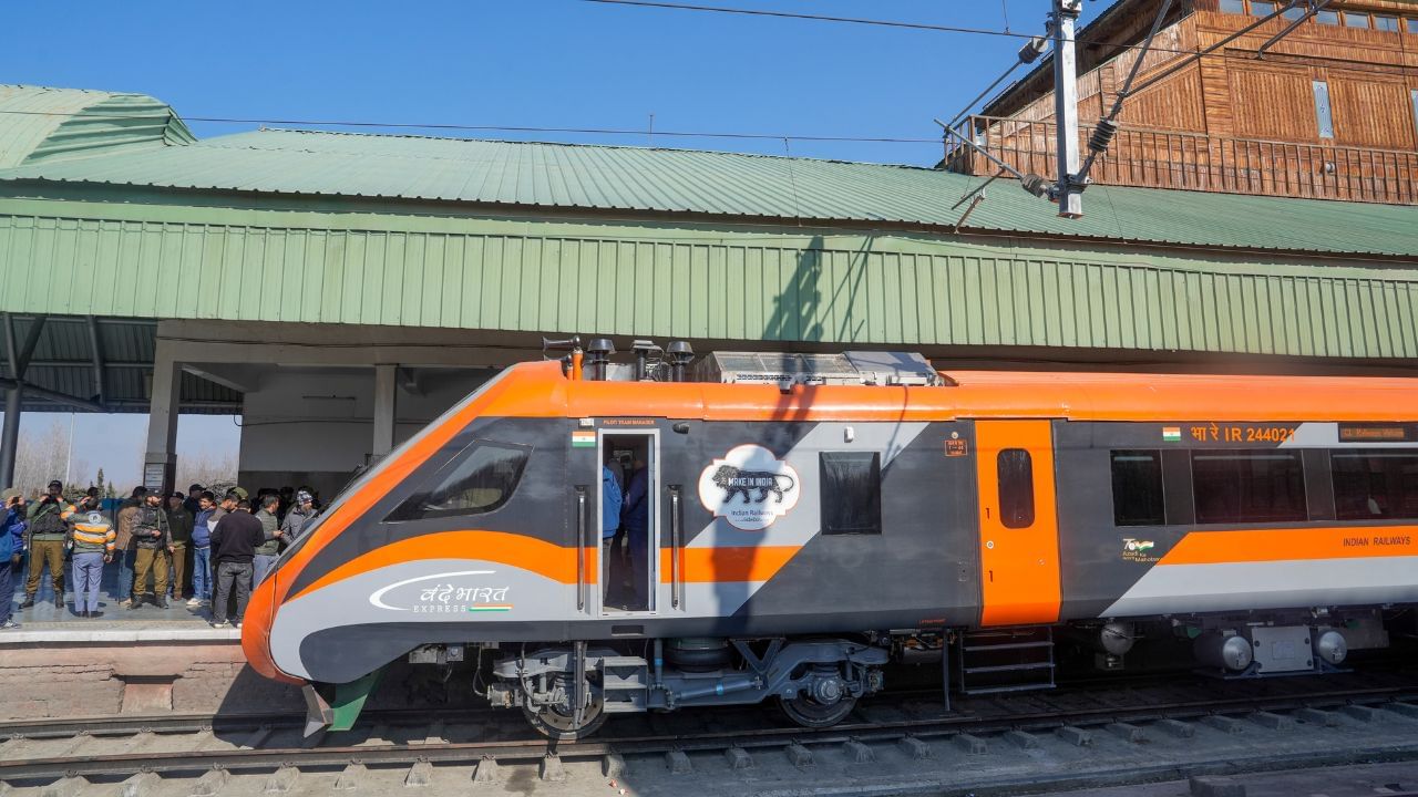 Kerala Train Service Delay: യാത്രക്കാരേ ശ്രദ്ധിക്കുക…! വന്ദേഭാരത് മുതൽ പാസഞ്ചറുകൾ വരെ വൈകി ഓടുന്നു