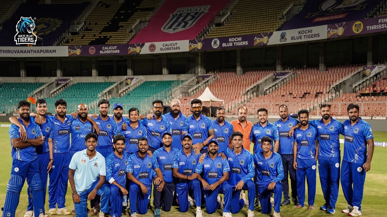 സീസണിലുടനീളം തകര്‍പ്പന്‍ പ്രകടനമാണ് കൊച്ചി ബ്ലൂ ടൈഗേഴ്‌സ് പുറത്തെടുത്തത്. ഗ്രൂപ്പ് ഘട്ടത്തില്‍ പത്ത് മത്സരങ്ങളില്‍ എട്ടിലും ജയിച്ചു. സഞ്ജുവിന്റെ അസാന്നിധ്യത്തിലും സെമിയിലും ഫൈനലിലും തകര്‍പ്പന്‍ വിജയം സ്വന്തമാക്കി (Image Credits: facebook.com/KochiBlueTigersOfficial)