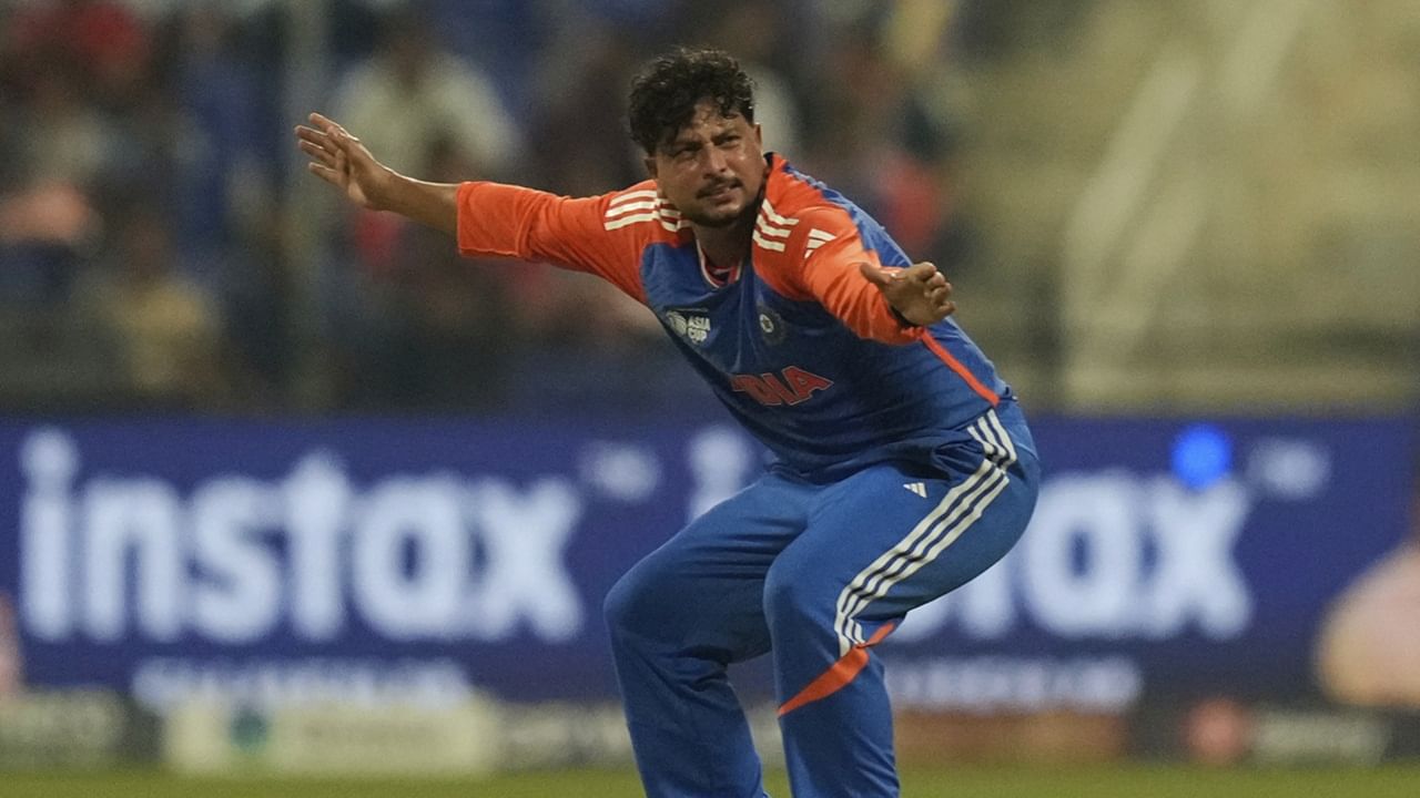 കുല്‍ദീപ് യാദവും, വരുണ്‍ ചക്രവര്‍ത്തിയും ഇന്ന് കളിക്കുമെന്ന് ഉറപ്പ്. ജസ്പ്രീത് ബുംറയ്ക്ക് വിശ്രമം നല്‍കി അര്‍ഷ്ദീപ് സിങിനെ കളിപ്പിക്കുമെന്ന് അഭ്യൂഹങ്ങളുണ്ടായിരുന്നു. എന്നാല്‍ ബുംറ കളിക്കുമെന്നാണ് ഒടുവില്‍ ലഭിക്കുന്ന വിവരം. ചുരുക്കത്തില്‍ കഴിഞ്ഞ മത്സരത്തില്‍ പ്ലേയിങ് ഇലവന്‍ ഇന്ത്യ മാറ്റമില്ലാതെ നിലനിര്‍ത്തിയേക്കും  (Image Credits: PTI)