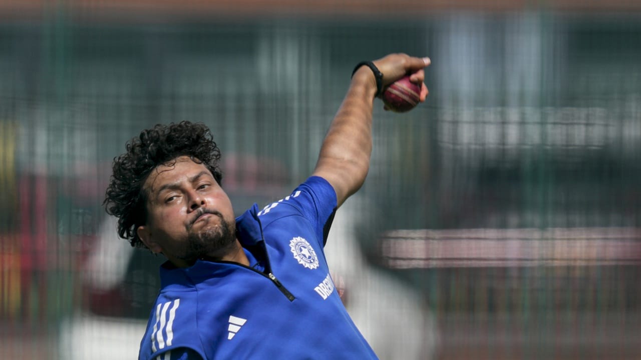 കുല്‍ദീപ് യാദവും, വരുണ്‍ ചക്രവര്‍ത്തിയുമായിരുന്നു കഴിഞ്ഞ മത്സരത്തിലെ സ്‌പെഷ്യലിസ്റ്റ് സ്പിന്നര്‍മാര്‍. യുഎഇയ്‌ക്കെതിരെ നാല് വിക്കറ്റ് വീഴ്ത്തിയ കുല്‍ദീപ് സ്ഥാനം നിലനിര്‍ത്തുമെന്ന് ഉറപ്പാണ്. എന്നാല്‍ വരുണ്‍ ചക്രവര്‍ത്തിക്ക് പകരം അര്‍ഷ്ദീപ് സിങിനെ പ്ലേയിങ് ഇലവനില്‍ ഉള്‍പ്പെടുത്താന്‍ നേരിയ സാധ്യതയുണ്ട്  (Image Credits: PTI)