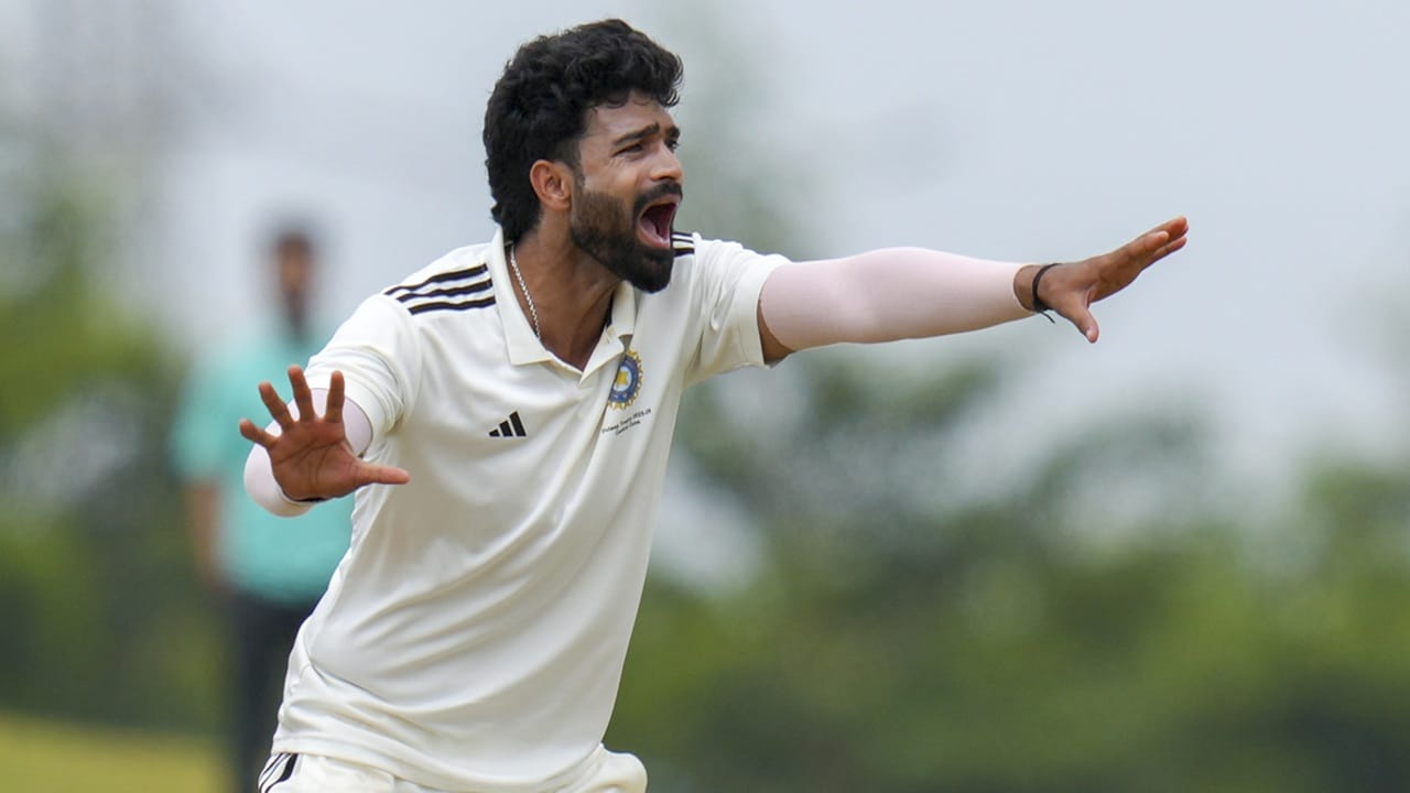 മറുപടി ബാറ്റിങിന് ഇറങ്ങിയ സെന്‍ട്രല്‍ സോണ്‍ മികച്ച നിലയിലാണ്. ആദ്യ ദിവസത്തെ കളി നിര്‍ത്തുമ്പോള്‍ വിക്കറ്റ് നഷ്ടപ്പെടാതെ 50 റണ്‍സെടുത്തു. 28 റണ്‍സുമായി ഡാനിഷ് മലേവാറും, 20 റണ്‍സുമായി അക്ഷയ് വദ്കറും ക്രീസിലുണ്ട് (Image Credits: PTI)