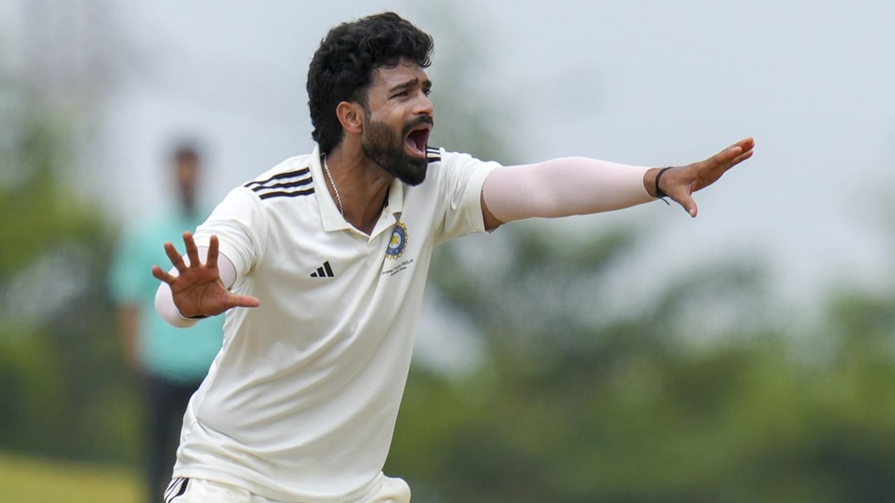 മറുപടി ബാറ്റിങിന് ഇറങ്ങിയ സെന്‍ട്രല്‍ സോണ്‍ മികച്ച നിലയിലാണ്. ആദ്യ ദിവസത്തെ കളി നിര്‍ത്തുമ്പോള്‍ വിക്കറ്റ് നഷ്ടപ്പെടാതെ 50 റണ്‍സെടുത്തു. 28 റണ്‍സുമായി ഡാനിഷ് മലേവാറും, 20 റണ്‍സുമായി അക്ഷയ് വദ്കറും ക്രീസിലുണ്ട് (Image Credits: PTI)