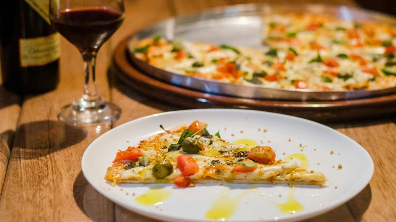 ഇടയ്ക്ക് വല്ലപ്പോഴും ബാക്കി വന്ന പിസ കഴിക്കുന്നത് ദോഷകരമല്ലെങ്കിലും ഇതൊരു പതിവാകുന്നത് ആരോഗ്യത്തെ ബാധിക്കുമെന്നാണ് വിദഗ്ധർ പറയുന്നത്. അതിനാൽ, ഇത്തരം ഭക്ഷണങ്ങൾ പിറ്റേ ദിവസത്തേക്കായി മാറ്റിവയ്ക്കാതിരിക്കാൻ ശ്രദ്ധിക്കുക. (Image Credits: Pexels)
