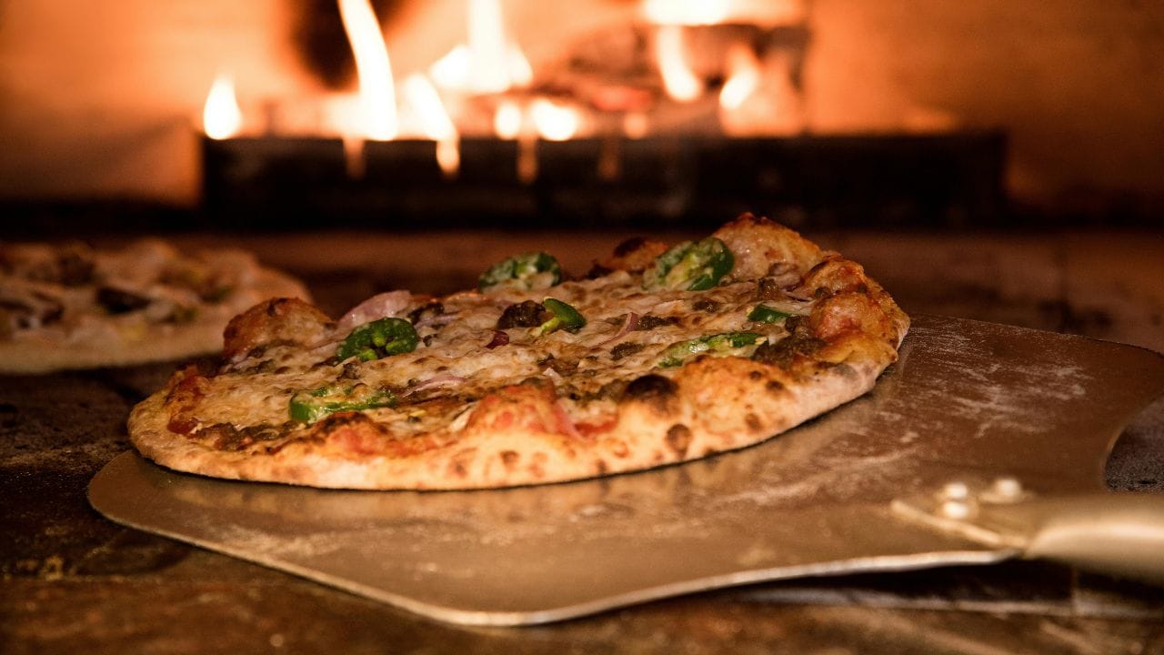 മിക്ക പിസകളിലും കാർബോഹൈഡ്രേറ്റുകൾ, പൂരിത കൊഴുപ്പ്, സോഡിയം എന്നിവ ധാരാളം അടങ്ങിയിട്ടുണ്ട്. അതിനാൽ, രാവിലെ വെറും വയറ്റിൽ ഇത് കഴിക്കുമ്പോൾ രക്തത്തിലെ ഗ്ലൂക്കോസിന്റെ അളവ് പെട്ടെന്ന് കൂടാനും കുറയാനും കാരണമാകും. ഇത്തരം ഏറ്റക്കുറച്ചിലുകൾ അലസത, ദേഷ്യം, വിശപ്പ് എന്നിവയിലേക്ക് നയിക്കും.  (Image Credits: Pexels)