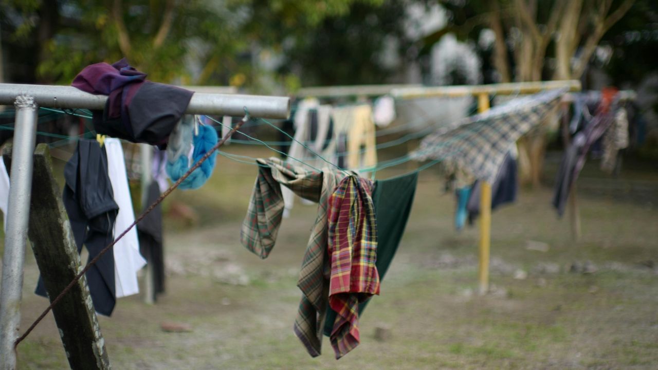 അടിവസ്ത്രങ്ങളുടെ ഇലാസ്തികത നഷ്ടപ്പെട്ട് അയഞ്ഞാൽ അല്ലെങ്കിൽ ചെറിയ ദ്വാരങ്ങൾ ഉണ്ടായാലോ, തുണിയുടെ കനം കുറഞ്ഞാലോ, അത് മാറ്റേണ്ട സമയമായി എന്നാണ് സൂചിപ്പിക്കുന്നത്. (Image Credits: Pexels)