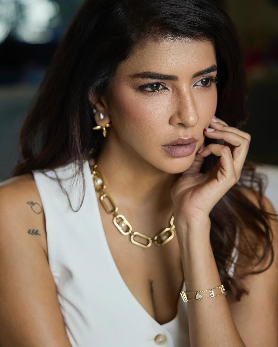 വസ്ത്രധാരണത്തെ കുറിച്ചുള്ള മാധ്യമപ്രവർത്തകന്റെ ചോദ്യത്തിന് പൊട്ടിത്തെറിച്ച് തെലുങ്ക് നടി ലക്ഷ്മി മഞ്ചുവിന്റെ വീഡിയോ സോഷ്യൽ മീഡിയയിൽ വൈറലായിരുന്നു. ചോദ്യം കേട്ട് ക്ഷുഭിതയായ ലക്ഷ്മി മഞ്ചു, എന്തുകൊണ്ട് പുരുഷന്മാരോട് ഇത്തരം ചോദ്യങ്ങൾ ചോ​ദിക്കുന്നില്ലെന്ന് ചോദിച്ചു. (Image Credits:Instagram)