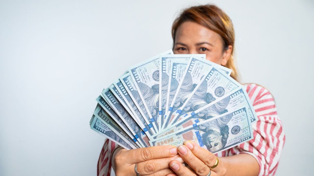 37 ശതമാനം എന്ന് പറയുമ്പോള്‍ ഏകദേശം 2,49,75,000 രൂപ വരും. ഇതില്‍ നിന്ന് ആരോഗ്യ, വിദ്യാഭ്യാസ സെസ് 4 ശതമാനം നല്‍കണം. ഏകദേശം 36,99,000 രൂപയാണിത്. ഇതിനെല്ലാം ശേഷം ബാക്കിയാകുന്നത് 12.89 കോടി രൂപ. 
