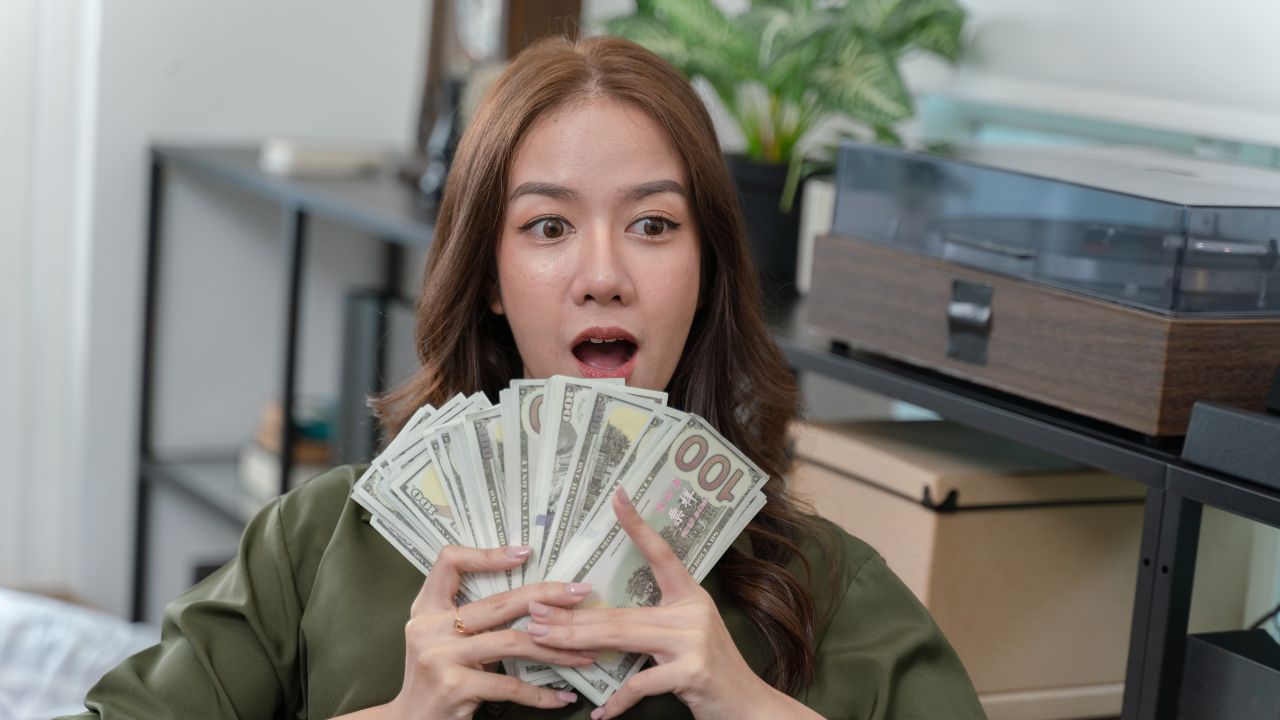 സെപ്റ്റംബര്‍ 27നാണ് ഓണം ബമ്പര്‍ നറുക്കെടുപ്പ് നടക്കുന്നത്. ഒന്നാം സമ്മാനം 25 കോടി, ആരെയാണ് കാത്തിരിക്കുന്നത് എന്നറിയാനുള്ള ആകാംക്ഷയിലാണ് മലയാളികള്‍ക്കൊപ്പം അന്യസംസ്ഥാനക്കാരും. എന്നാല്‍ ഈ 25 കോടി രൂപ മുഴുവനായി ഭാഗ്യവാന്റെ അക്കൗണ്ടിലെത്തില്ല.