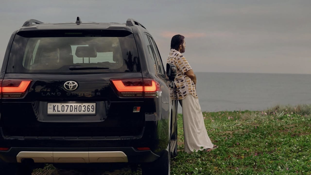 ''ഇടവേളയെടുത്തപ്പോള്‍ എന്നെ അന്വേഷിച്ച എല്ലാവരോടുമുള്ള നന്ദി അറിയിക്കാന്‍ വാക്കുകള്‍ മതിയാകില്ല. കാമറ വിളിക്കുന്നു...''-മമ്മൂട്ടി കുറിച്ചു. അതേസമയം, മഹേഷ് നാരായണന്‍ സംവിധാനം ചെയ്യുന്ന 'പാട്രിയറ്റ്' എന്ന ചിത്രത്തിന്റെ ഷൂട്ടിങിനായി താരം ഹൈദരാബാദിലേക്ക് പുറപ്പെട്ടു  (Image Credits: facebook.com/Mammootty)