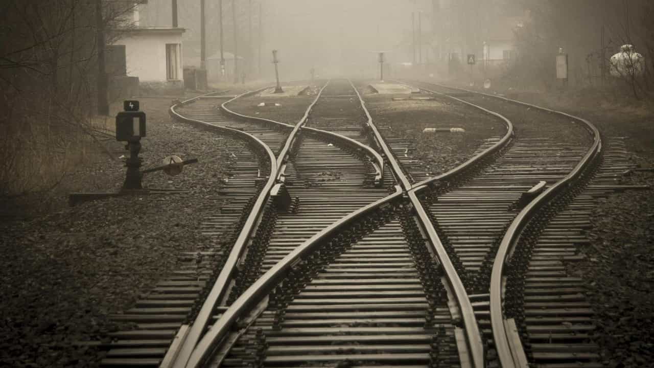 Ernakulam Railway Station: എറണാകുളം റെയിൽവേ സ്റ്റേഷൻ പ്ലാറ്റ്ഫോമിലൂടെ ബൈക്കോടിച്ച് യുവാവ്; അന്വേഷണം ആരംഭിച്ച് പോലീസ്