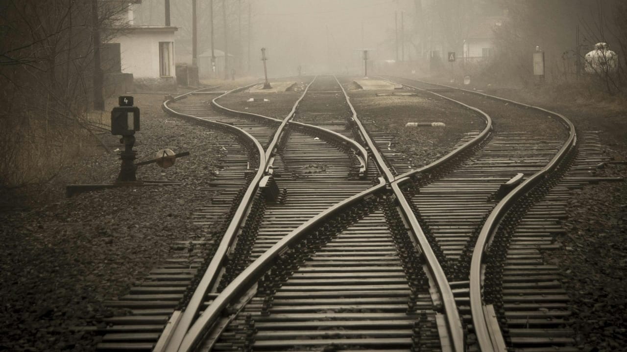 Ernakulam Railway Station: എറണാകുളം റെയിൽവേ സ്റ്റേഷൻ പ്ലാറ്റ്ഫോമിലൂടെ ബൈക്കോടിച്ച് യുവാവ്; അന്വേഷണം ആരംഭിച്ച് പോലീസ്