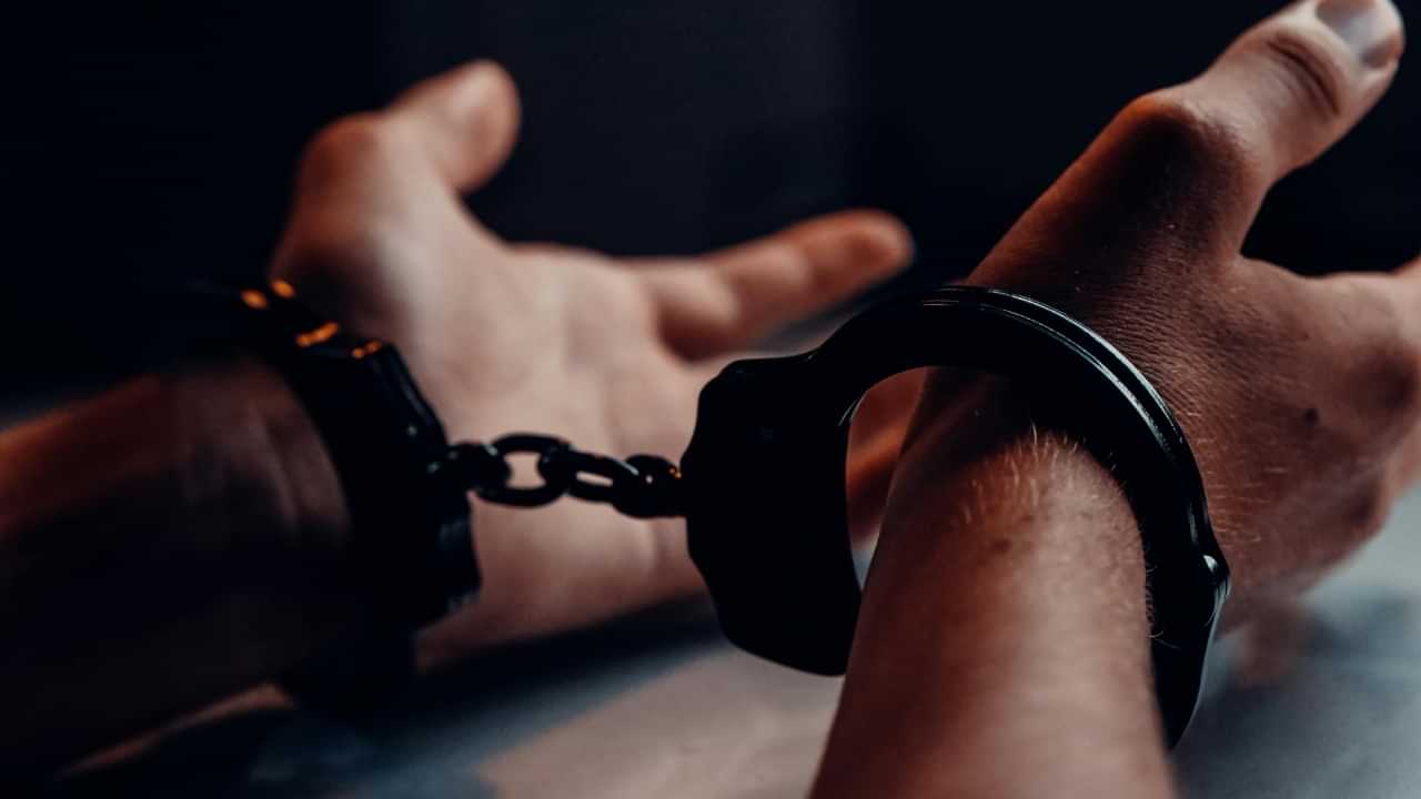 Crime News: മദ്യം വാങ്ങാൻ പണം നൽകിയില്ല; 80 വയസുകാരിയായ മാതാവിനെ കൊന്ന് യുവാവ് Crime News: മദ്യം വാങ്ങാൻ പണം നൽകിയില്ല; 80 വയസുകാരിയായ മാതാവിനെ കൊന്ന് യുവാവ്