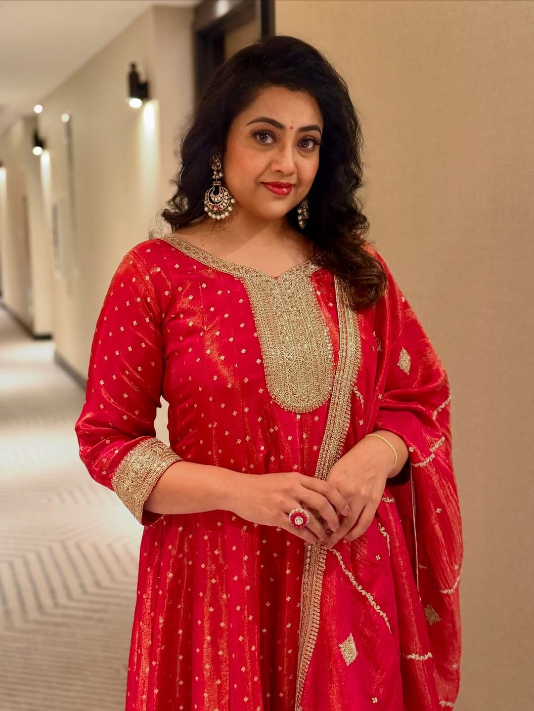 മലയാളികൾക്ക് ഇന്നും മറക്കാൻ കഴിയാത്ത നടിയാണ് സൗന്ദര്യ. നടിയുടെ അപ്രതീക്ഷിത വിയോഗത്തിന്റെ ഞെട്ടലിലാണ് ഇന്നും പലരും. ഇതിനിടെയിൽ സൗന്ദര്യയുടെ മരണത്തിനിടയാക്കിയ വിമാന യാത്രയിൽ താനും ഉണ്ടാകേണ്ടതായിരുന്നു എന്ന നടി മീനയുടെ വെളിപ്പെടുത്തലാണ് ഇപ്പോൾ ചർച്ചയാകുന്നത്.( Image Credits:Instagram)