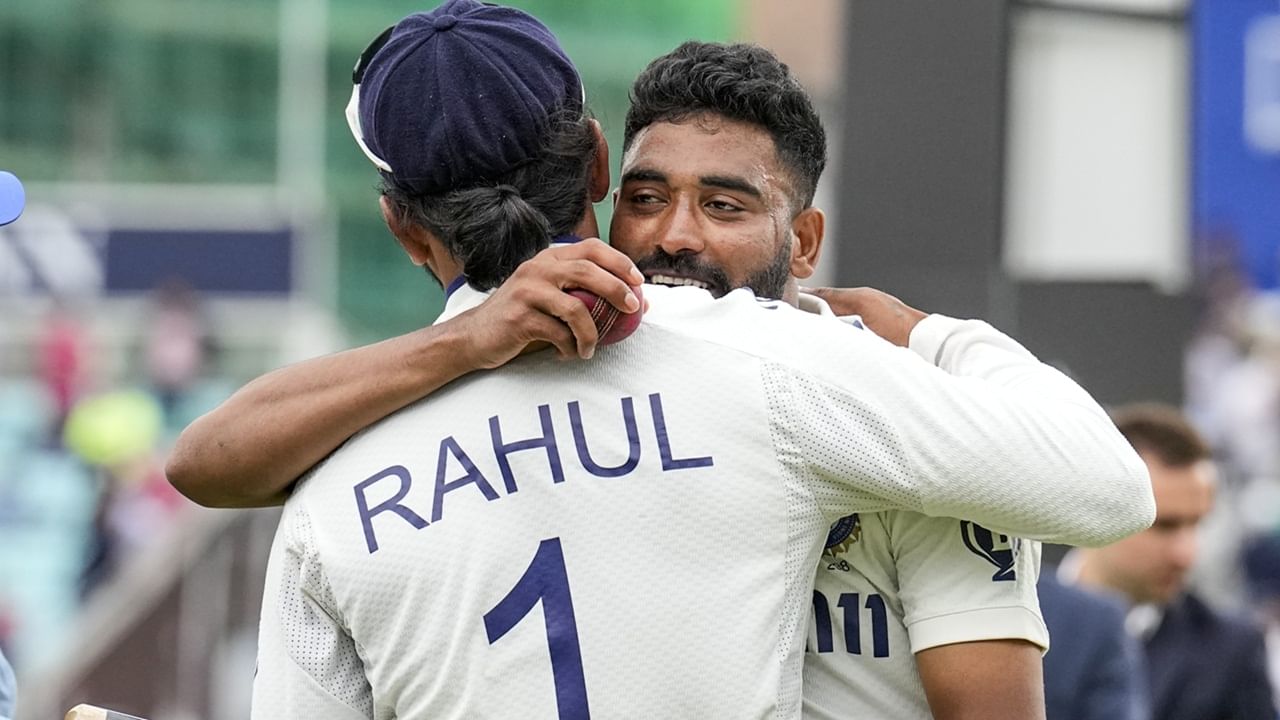 രണ്ടാം മത്സരത്തിന് കെഎല്‍ രാഹുലിനെയും, മുഹമ്മദ് സിറാജിനെയും ടീമില്‍ ഉള്‍പ്പെടുത്തു. രണ്ടാം മത്സരത്തിന് ഇരുവരുമെത്തുന്നതോടെ ആദ്യ മത്സരത്തിനുള്ള സ്‌ക്വാഡിലുള്ള രണ്ട് താരങ്ങളെ ഒഴിവാക്കും  (Image Credits: PTI)