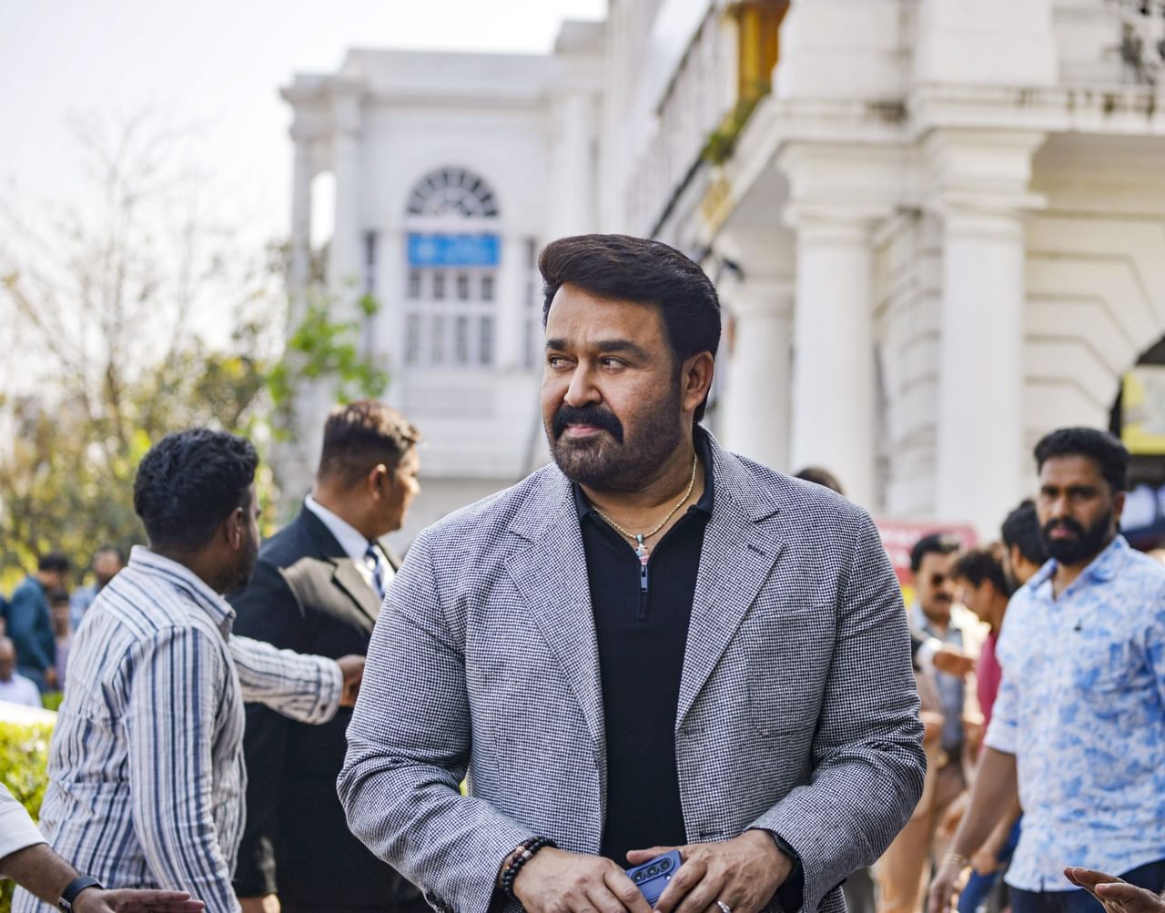 ഇന്ത്യൻ സിനിമയിലെ പരമോന്നത ബഹുമതിയായ ദാദാ സാഹേബ് ഫാൽക്കെ പുരസ്കാര നിറവിലാണ് നടന്‍ മോഹന്‍ലാൽ. മലയാളികൾക്ക്  ഒരു പോലെ അഭിമാനിക്കാവുന്ന ഈ നേട്ടം കാലങ്ങൾക്ക് മുൻപെ മമ്മൂട്ടി തിരിച്ചറിഞ്ഞിരുന്നു. മോഹൻലാലിന്റെ കഴിവ് തുടക്കം മുതൽ തിരിച്ചറിഞ്ഞ ഒരാളായിരുന്നു മമ്മൂട്ടിയെന്ന് ഒരിക്കൽ ശ്രീനിവാസൻ തന്നെ തുറന്നുപറഞ്ഞിരുന്നു. (Image Credits:PTI, Facebook)