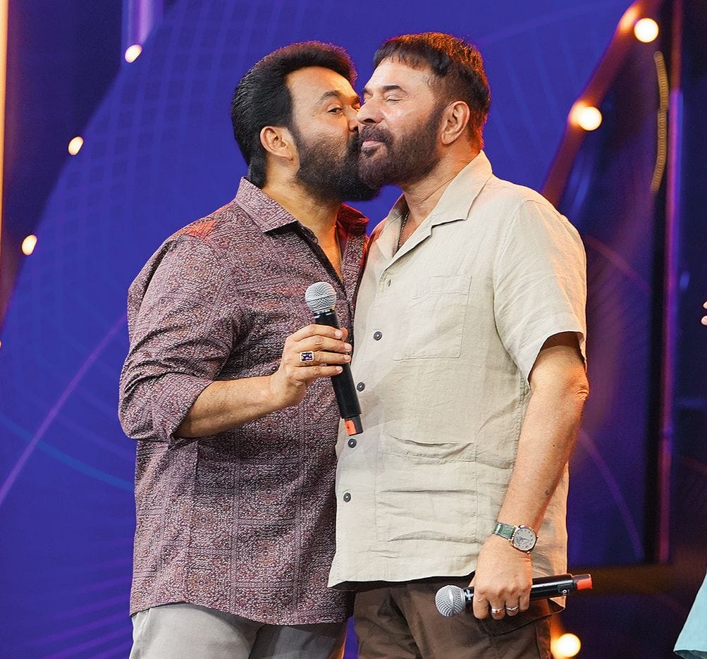 ഇപ്പോഴിതാ ഇതിന്റെ വീഡിയോ ആണ് സോഷ്യൽ മീഡിയയിൽ വൈറലാകുന്നത്.ഒരിക്കൽ ന്യൂ വുഡ്ലാന്റ് ഹോട്ടലിൽ വെച്ച്  ആ വിദ്വാനെ സൂക്ഷിക്കേണ്ടിയിരിക്കുന്നുവെന്ന് തന്നോട് മമ്മൂട്ടി പറഞ്ഞുവെന്നാണ് ശ്രീനിവാസൻ പറയുന്നത്. താൻ ആരാണെന്ന് ചോദിച്ചപ്പോൾ മോഹൻലാലിനെ എന്നാണ് താരം നൽകിയ മറുപടി. 