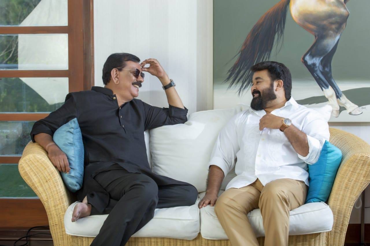 പ്രിയദർശനെ കുറിച്ചും മമ്മൂട്ടി പ്രവചിച്ചിരുന്നു. എഴുതാനൊക്കെ കഴിവുള്ളവനാണെന്നും ചെറിയൊരു ജീനിയസാണെന്നുമാണ് തന്നോട് പ്രിയദർശനെ കുറിച്ച് മമ്മൂട്ടി പറഞ്ഞത് എന്നാണ് ശ്രീനിവാസൻ പറയുന്നത്. മലയാള സിനിമയിൽ അവന് അവസരം കൃത്യമായി കിട്ടിയാൽ ചില കാര്യങ്ങളൊക്കെ ചെയ്യുമെന്നും മമ്മൂട്ടി കൂട്ടിച്ചേർത്തിരുന്നു. 