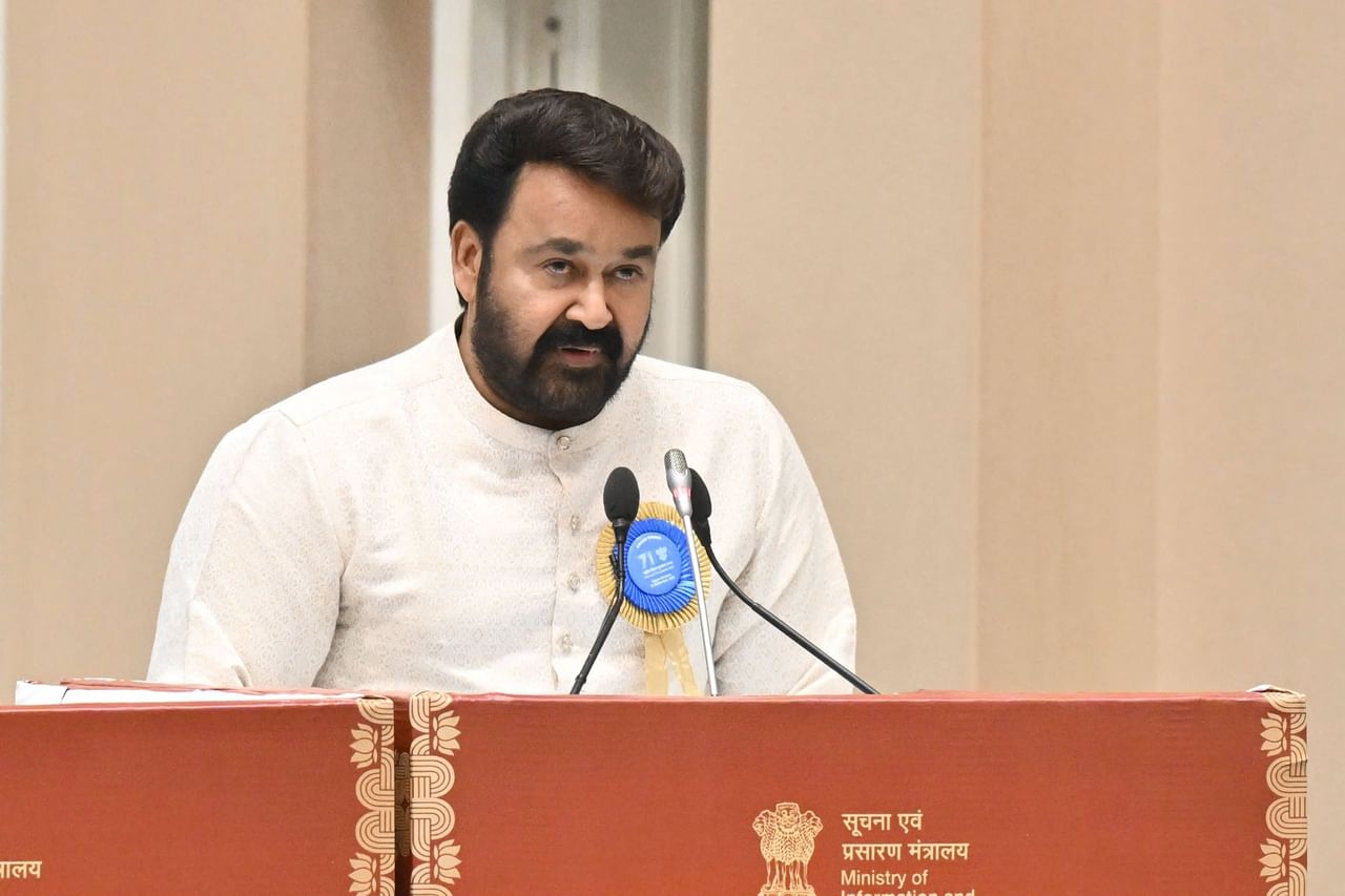 ഇതിൽ ആദ്യത്തേത് കുമാരനാശാന്റേത് എന്നു പറഞ്ഞ് രണ്ടു വരി കവിതാശകലമായിരുന്നു. ‘ചിതയിലാഴ്ന്നു പോയതുമല്ലോ, ചിരമനോഹരമായ പൂവിതു’, എന്ന വരികളാണ് കുമാരനാശാന്റെ 'വീണപൂവി'ലേത് എന്ന പേരിൽ അദ്ദേഹം പറഞ്ഞത്. എന്നാൽ  ഈ വരികളാണ് ഇപ്പോൾ സമൂഹമാധ്യമങ്ങളിൽ ചർച്ചയാകുന്നതും.