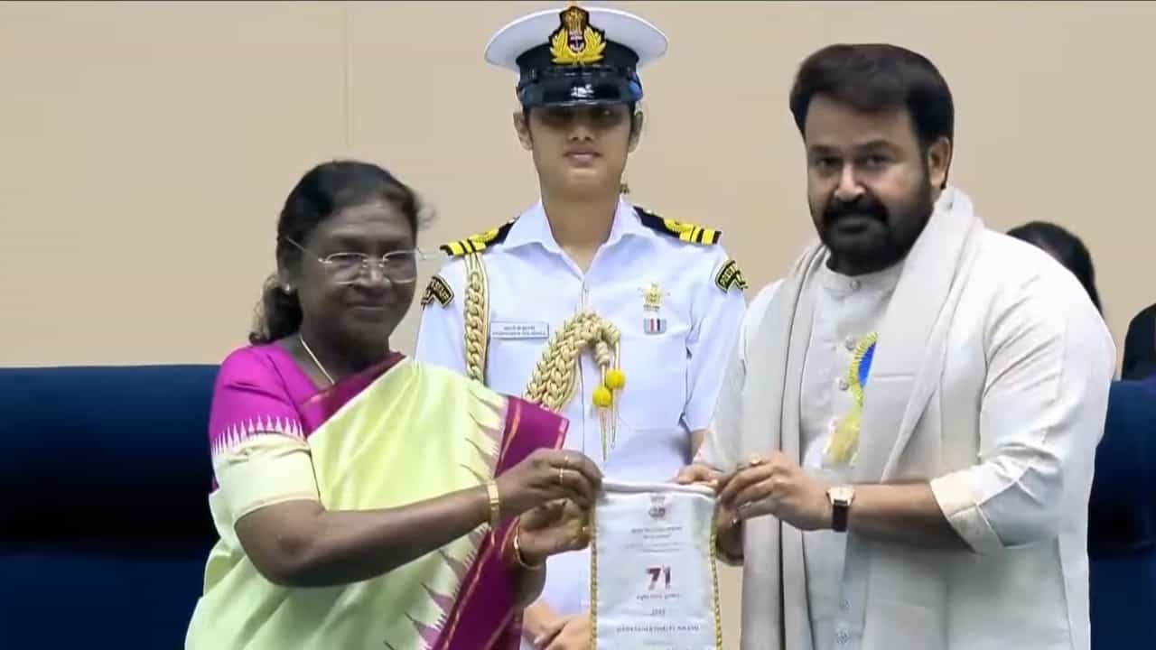 71st National Film Awards: ദാദസാഹിബ് ഫാൽക്കെ പുരസ്കാരം സ്വീകരിച്ച് മോഹൻലാൽ; എഴുന്നേറ്റ് നിന്ന് കയ്യടിച്ച് സദസ്സ്