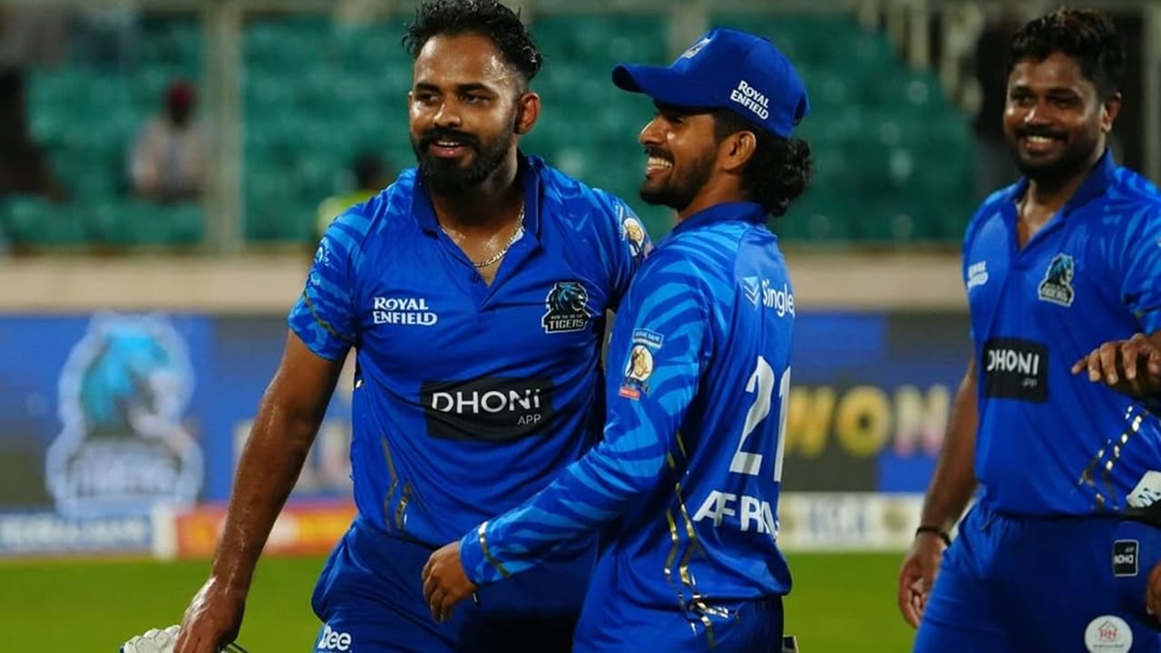 ''എന്തു പറയണമെന്നറിയില്ല. ഇത് ഇമോഷണല് മൊമന്റാണ്. വിനോദേട്ടന്, ക്രിക്കറ്റ് കളിക്കാന് പ്ലാറ്റ്ഫോം തന്ന കെസിഎ, ബ്ലൂടൈഗേഴ്സിലേക്ക് വിളിച്ച സുഭാഷേട്ടന്, കളിപ്പിച്ച പരിശീലകര്, റൈഫി ചേട്ടന്, ദീപക്കേട്ടന്, റോബര്ട്ടേട്ടന്, സാജിത്തേട്ടന് അങ്ങനെ ഒരുപാടു പേരോട് നന്ദിയുണ്ട്. എന്ത് അവാര്ഡിനെക്കാളും ഈ ട്രോഫി ഏറ്റവും കൂടുതല് ആഗ്രഹിച്ചിരുന്നു. ഈ ടീമിലേക്ക് വന്നപ്പോള് ഒരുപാട് കേട്ടിട്ടുണ്ട്. ഡിസര്വിങ് അല്ല, സ്വാധീനിച്ചാണ് ടീമിലെത്തിയതെന്ന രീതിയില് കുറേ പേരുടെ വായില് നിന്ന് കേട്ടു. സ്വാധീനിച്ചാണ് ടീമിലെത്തിയതെന്നും കേട്ടിട്ടുണ്ട്. കപ്പ് നേടണമെന്ന് ഇമോഷണലി ചിന്തിച്ചിരുന്നു''-ആഷിക്ക് പറഞ്ഞു (Image Credits: instagram.com/ashique_zee_sha/)