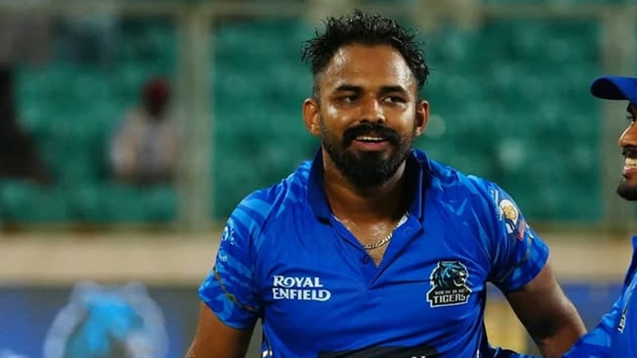 പല മത്സരങ്ങളിലും ആഷിക്കിന്റെ വമ്പനടികള്‍ ടീമിന് തുണയായി. സിക്‌സറടിക്കുന്നതിനുള്ള മികവ് ആഷിക്കിനെ ബ്ലൂ ടൈഗേഴ്‌സിന്റെ ഫിനിഷറാക്കി. ബൗളിങിലും ടീമിന്റെ കരുത്തായി (Image Credits: instagram.com/ashique_zee_sha/)