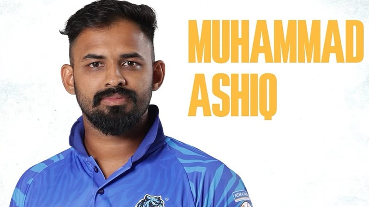 യുകെയില്‍ നിന്നാണ് ആഷിക് കെസിഎല്‍ കളിക്കാനെത്തുന്നത്. ബ്ലൂ ടൈഗേഴ്‌സിലേക്ക് എത്തിയപ്പോള്‍ താന്‍ പിടിപാടുകൊണ്ടാണ് ടീമിലെത്തിയതെന്നും, അര്‍ഹതയില്ലെന്നും പലരും പറയുന്നത് കേട്ടെന്ന് 'ഏഷ്യാനെറ്റ് ന്യൂസി'ന് നല്‍കിയ അഭിമുഖത്തില്‍ ആഷിക്ക് വെളിപ്പെടുത്തി. ആക്ഷേപമുന്നയിച്ചവരോടുള്ള മധുരപ്രതികാരം കൂടിയായി ആഷിക്കിന്റെ തകര്‍പ്പന്‍ പ്രകടനം (Image Credits: instagram.com/ashique_zee_sha/)