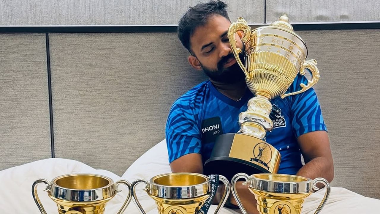 കേരള ക്രിക്കറ്റ് ലീഗിന്റെ രണ്ടാം സീസണില് കൊച്ചി ബ്ലൂ ടൈഗേഴ്സ് കിരീടം നേടിയപ്പോള് ഓള്റൗണ്ടര് മുഹമ്മദ് ആഷിക്കിന്റെ പ്രകടനം കൂടുതല് ചര്ച്ചയാകുന്നു. തൃശൂര് സ്വദേശിയായ താരം ബാറ്റും കൊണ്ടും പന്ത് ഉപയോഗിച്ചും ഒരുപോലെ തിളങ്ങി. 10 മത്സരങ്ങളില് നിന്ന് 144 റണ്സും, 16 വിക്കറ്റും സ്വന്തമാക്കി (Image Credits: instagram.com/ashique_zee_sha/)