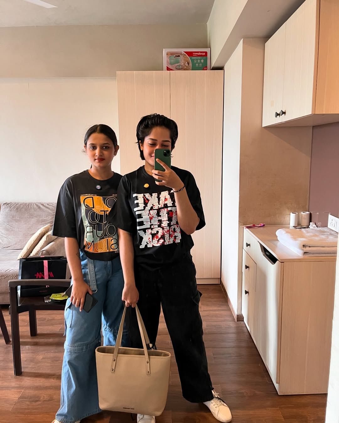 ഇതിനു ശേഷം ചുറ്റും കൂടിയവർ കയ്യടിക്കുന്നതും മുൻ ബി​ഗ് ബോസ് സീസൺ അഞ്ചിലെ മത്സരാര്‍ഥി ആയിരുന്നു ശോഭ വിശ്വനാഥ് ആദിലയെയും നൂറയെയും കെട്ടിപ്പിടിച്ച് ഉമ്മ കൊടുക്കുകയും ചെയ്തിരുന്നു.