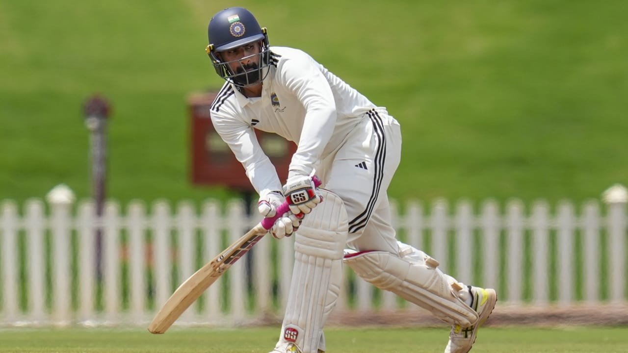 ആദ്യ ഇന്നിങ്‌സ് ലീഡിന്റെ മികവിലാണ് സൗത്ത് സോണ്‍ ഫൈനലിലെത്തിയത്. 152 റണ്‍സെടുത്ത നാരായണ്‍ ജഗദീശന്റെ ബാറ്റിങാണ് സൗത്ത് സോണിന് കരുത്തായത്. രണ്ടാം ഇന്നിങ്‌സില്‍ താരം പുറത്താകാതെ 52 റണ്‍സെടുത്തു (Image Credits: PTI)