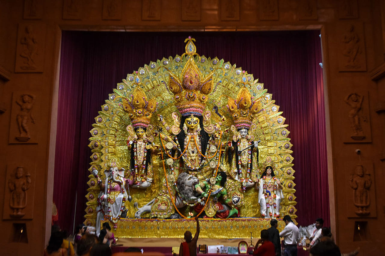 ഭക്തിയുടെയും സമര്‍പ്പണത്തിന്റെയും നിറവിൽ ഇന്ന് ദുര്‍ഗാഷ്ടമി. ഈ ദിനത്തില്‍ ദുര്‍ഗാദേവിയുടെ മഹാഗൗരി രൂപത്തെയാണ് ഭക്തര്‍ ആരാധിക്കുന്നത്. ഈ ദിവസം ഭക്തര്‍ വ്രതാനുഷ്ഠാനവും ആരാധനകളുമായി കഴിയുന്നു. കേരളത്തിൽ ദുർ​ഗാഷ്ടമി ദിനത്തിലാണ് പൂജാവെപ്പ് ആചാരം നടക്കുന്നത്. (Image Credits:Getty Images)