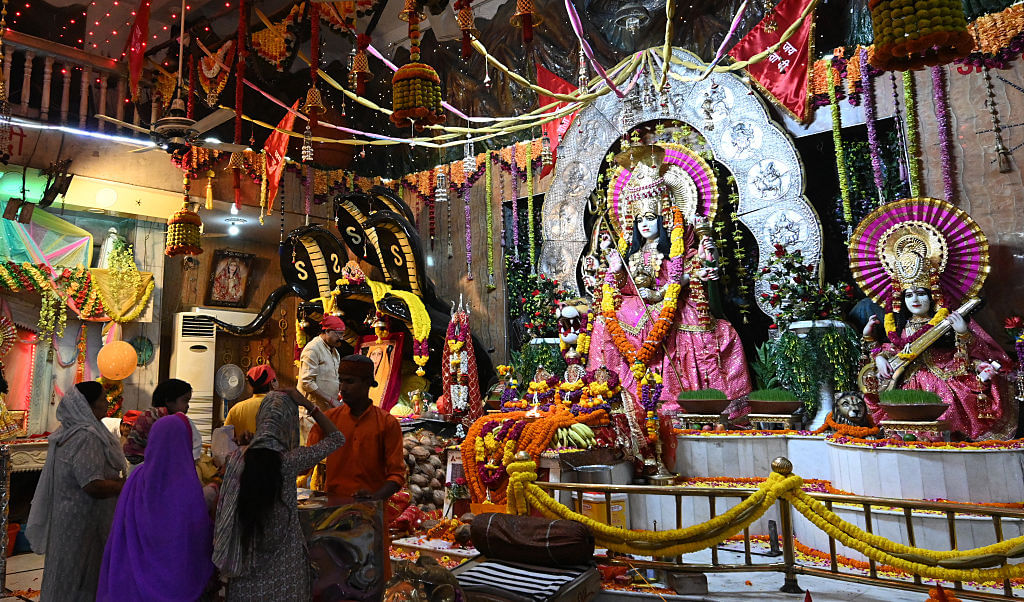 ശരദ് നവരാത്രിയിലെ അഷ്ടമിയെ ദുര്ഗ്ഗാഷ്ടമി എന്നാണ് പറയുക. സായം കാലത്ത് അഷ്ടമി തിഥി വരുന്ന സമയത്താണ് പൂജവെക്കേണ്ടത്. വിദ്യാർത്ഥികൾ പുസ്തകം പേന തുടങ്ങിയവയും തൊഴിലാളികൾ അവരവരുടെ തൊഴിലുപകരണങ്ങളും പണിയായുധങ്ങളും പൂജയ്ക്കു വേണ്ടി വയ്ക്കും.