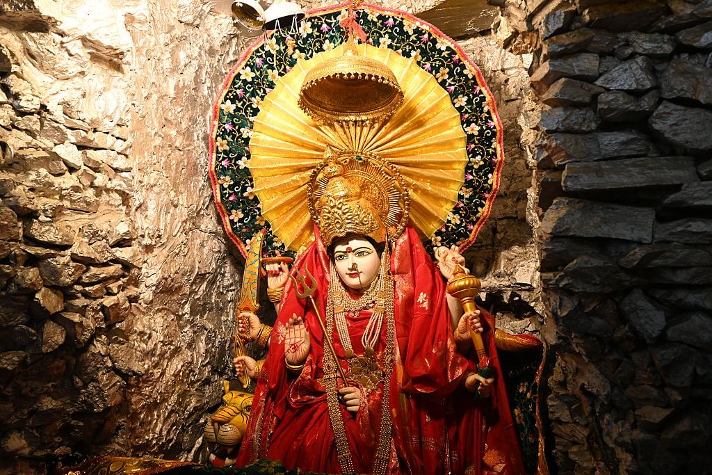 തിങ്കളാഴ്ച ചിലയിടത്ത് പൂജവെച്ചില്ലെങ്കിൽ ഇന്ന് പൂജവെക്കാം. മഹിഷാസുരനെതിരെ ദുർഗ്ഗാ ദേവിയുടെ ഘോരമായ യുദ്ധത്തെയാണ് മഹാഷ്ടമി അടയാളപ്പെടുത്തുന്നത്. നാളെയാണ് മഹാനവമിയാണ്. നവദുര്ഗ്ഗമാരില് ഒമ്പതാമത്തെ ഭാവമായ സിദ്ധിദാത്രിയെ ആണ് നവമി ദിവസം ആരാധിക്കുന്നത്.