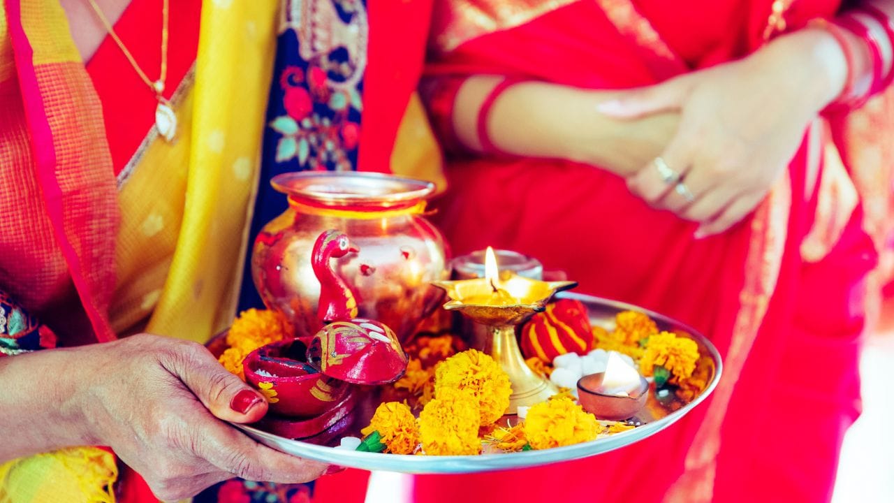 പൂജ വെക്കുന്നിടത്ത് മൂന്ന് ദൈവങ്ങളുടെ ചിത്രങ്ങള്‍ ഉണ്ടായിരിക്കണം. ഗണപതി, സരസ്വതി, ലക്ഷ്മി ദേവീ എന്നിവരുടെ ചിത്രിമാണത്. വിളക്ക് കൊളുത്തിയതിന് ശേഷം സന്ധ്യ സമയത്ത് വേണം പൂജ വെക്കാന്‍. സ്വരസ്വതിയുടെയോ ദുര്‍ഗാ ദേവിയുടെയോ ചിത്രത്തിന് മുന്നില്‍ വേണം പുസ്തകങ്ങള്‍ വെക്കാന്‍. 

