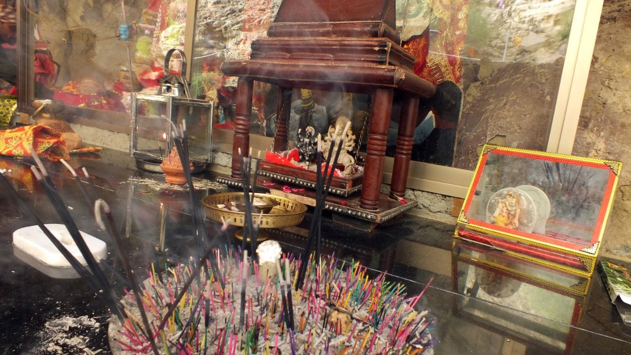 വീട്ടില്‍ തന്നെ പൂജ വെക്കുമ്പോള്‍ പൂജാ മുറി വൃത്തിയാക്കാന്‍ മറന്നുപോകരുത്. ശേഷം നിലവിളക്ക് കഴുകി തുടച്ച് വൃത്തിയാക്കി വെക്കാം. മഞ്ഞള്‍വെള്ളം പൂജ മുറിയിലും പുസ്തകങ്ങള്‍ പൂജ വെക്കാന്‍ പോകുന്ന ഭാഗത്തും തളിയ്ക്കാം. ശേഷം നിലത്ത് വേണം പുസ്തകങ്ങള്‍ വെക്കാന്‍. 

