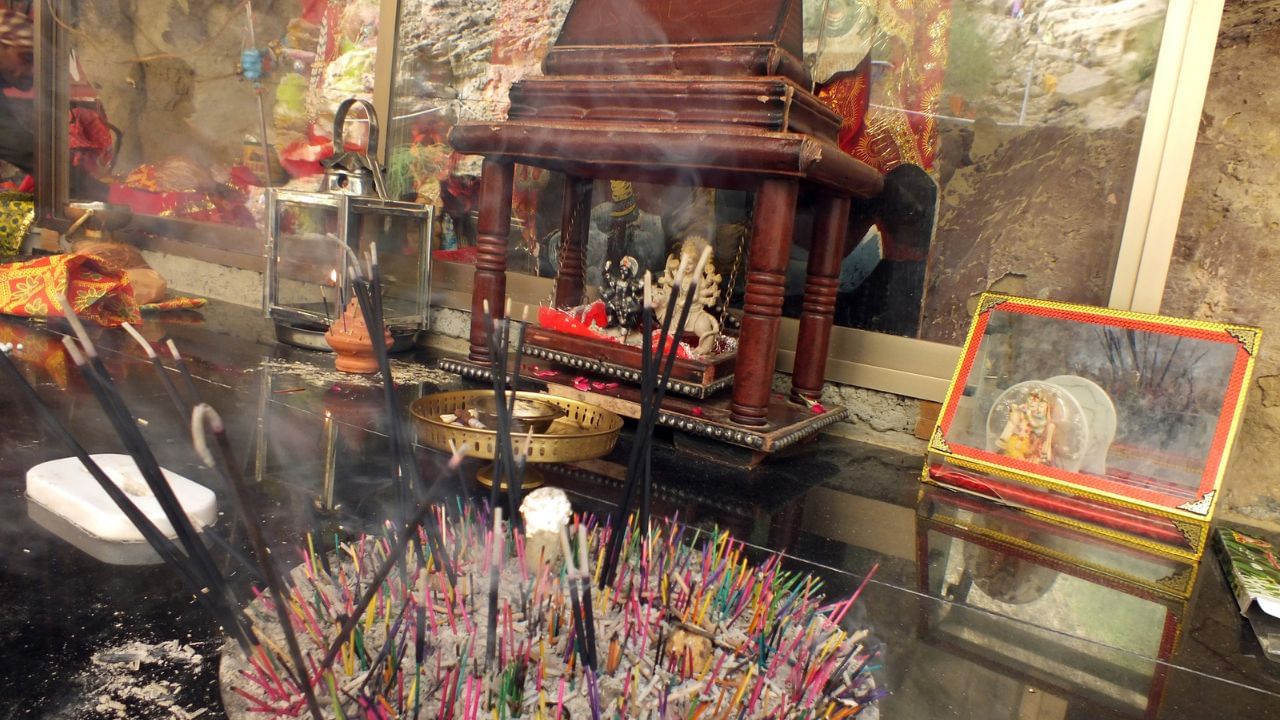 വീട്ടില്‍ തന്നെ പൂജ വെക്കുമ്പോള്‍ പൂജാ മുറി വൃത്തിയാക്കാന്‍ മറന്നുപോകരുത്. ശേഷം നിലവിളക്ക് കഴുകി തുടച്ച് വൃത്തിയാക്കി വെക്കാം. മഞ്ഞള്‍വെള്ളം പൂജ മുറിയിലും പുസ്തകങ്ങള്‍ പൂജ വെക്കാന്‍ പോകുന്ന ഭാഗത്തും തളിയ്ക്കാം. ശേഷം നിലത്ത് വേണം പുസ്തകങ്ങള്‍ വെക്കാന്‍.