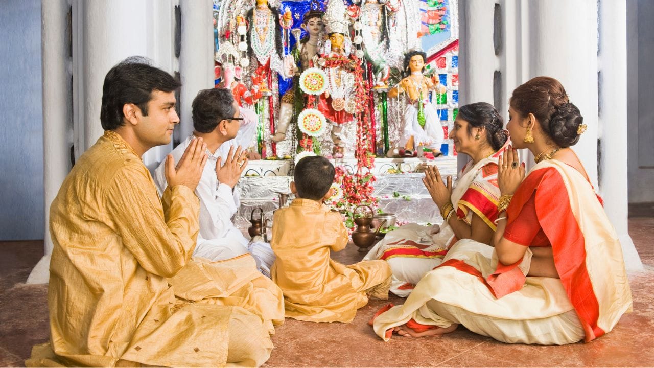 പഠനത്തില്‍ മികവ് പുലര്‍ത്തുന്നതിനാണ് ഇന്നേദിവസം വിദ്യാര്‍ഥികള്‍ പുസ്തകം പൂജ വെക്കുന്നത്. ക്ഷേത്രങ്ങളിലാണ് സാധാരണ പൂജ വെക്കുന്നതെങ്കിലും അതിന് സാധിക്കാത്തവര്‍ വീടുകളില്‍ വെക്കുന്നു. എന്നാല്‍ വീട്ടില്‍ പൂജ വെക്കുന്ന സമയത്ത് ശ്രദ്ധിക്കേണ്ട ഒട്ടേറെ കാര്യങ്ങളുണ്ട്. 

