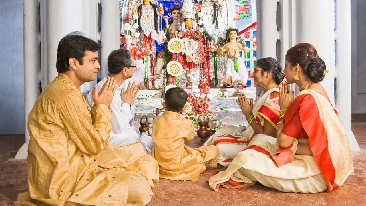 പഠനത്തില്‍ മികവ് പുലര്‍ത്തുന്നതിനാണ് ഇന്നേദിവസം വിദ്യാര്‍ഥികള്‍ പുസ്തകം പൂജ വെക്കുന്നത്. ക്ഷേത്രങ്ങളിലാണ് സാധാരണ പൂജ വെക്കുന്നതെങ്കിലും അതിന് സാധിക്കാത്തവര്‍ വീടുകളില്‍ വെക്കുന്നു. എന്നാല്‍ വീട്ടില്‍ പൂജ വെക്കുന്ന സമയത്ത് ശ്രദ്ധിക്കേണ്ട ഒട്ടേറെ കാര്യങ്ങളുണ്ട്.