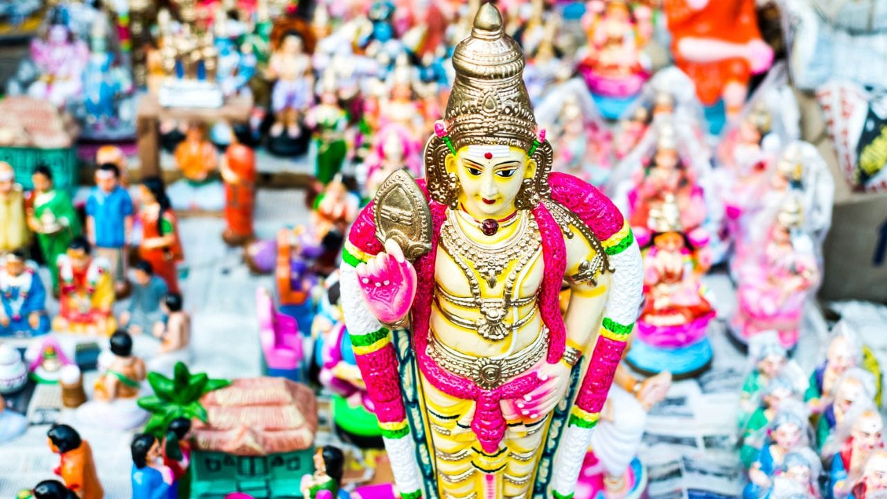 പൂക്കള്‍- ഓരോ ദിവസവും ദേവിയ്ക്ക് പൂജ ചെയ്യാന്‍ തുളസി, ചെമ്പകം, മറ്റ് പുഷ്പങ്ങള്‍ എന്നിവ വാങ്ങിക്കാം. 

