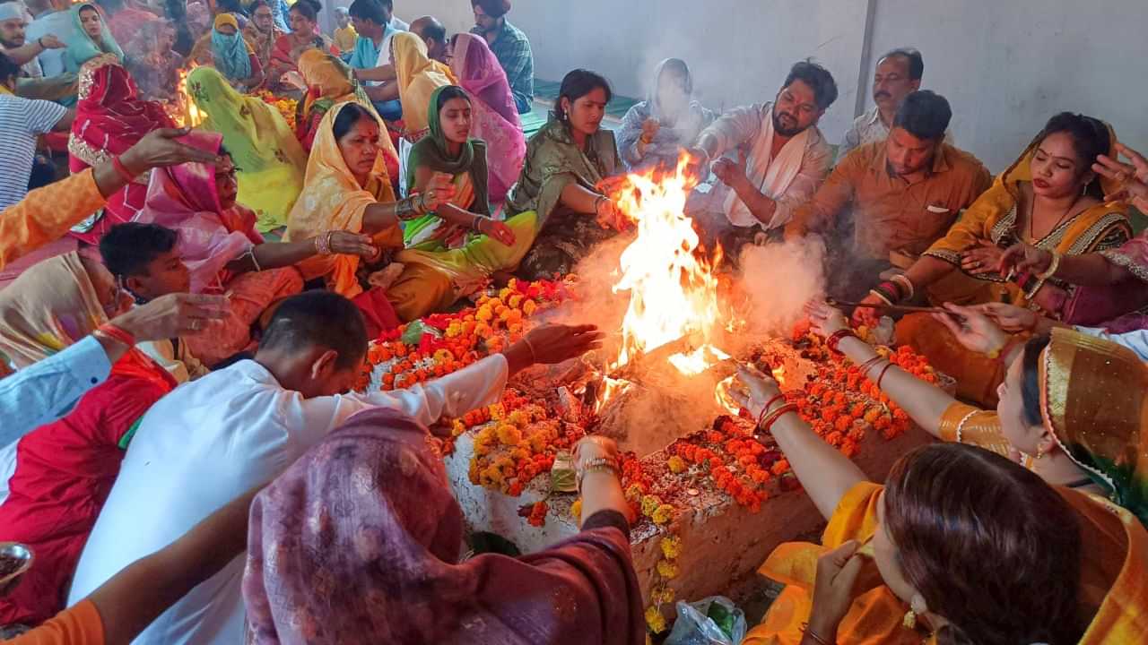 Navratri 2025: നവരാത്രിക്കാലം മാംസവും മത്സ്യവും വെച്ചുള്ള ആഘോഷം; വ്യത്യസ്തമാകുന്ന ബംഗാള് Navratri 2025: നവരാത്രിക്കാലം മാംസവും മത്സ്യവും വെച്ചുള്ള ആഘോഷം; വ്യത്യസ്തമാകുന്ന ബംഗാള്