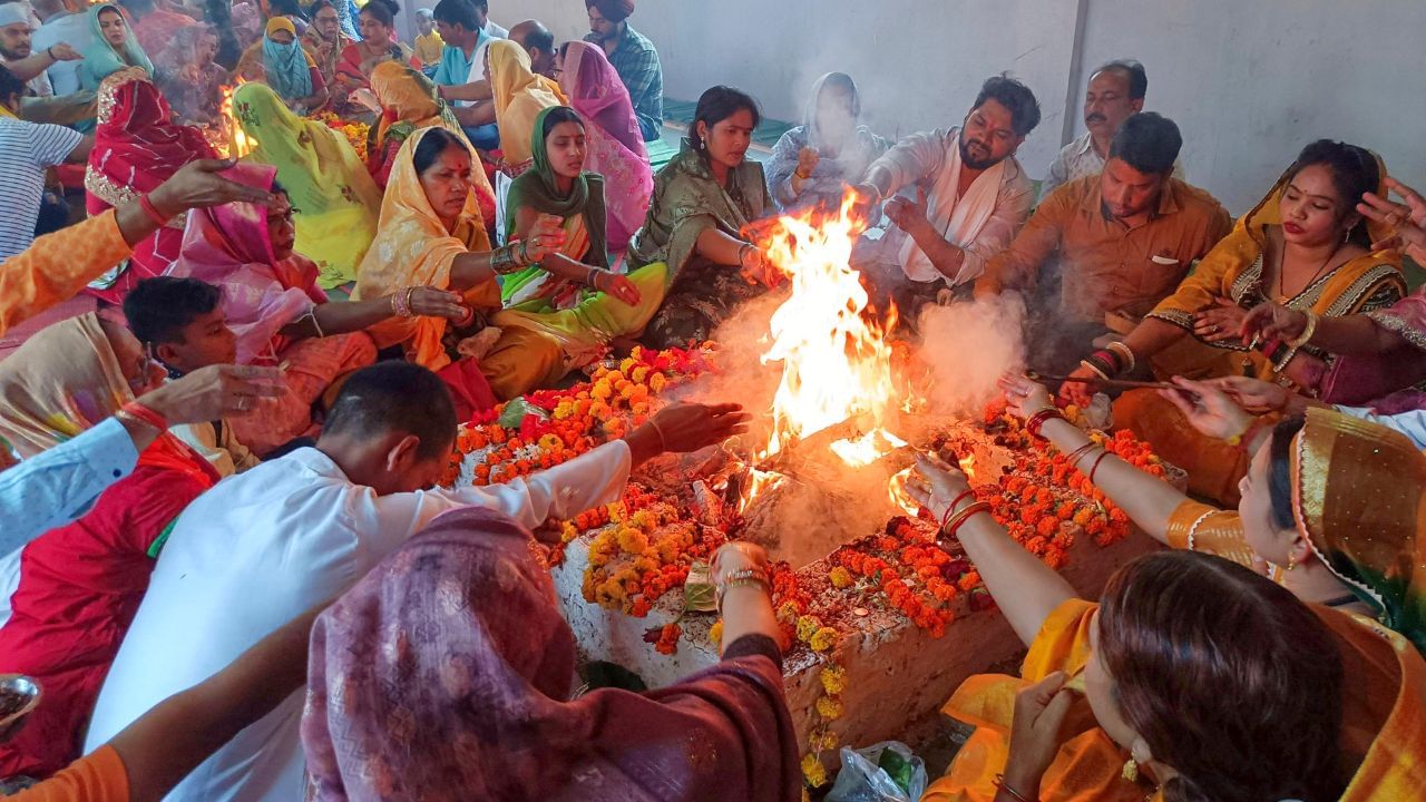 Navratri 2025: നവരാത്രിക്കാലം മാംസവും മത്സ്യവും വെച്ചുള്ള ആഘോഷം; വ്യത്യസ്തമാകുന്ന ബംഗാള്‍