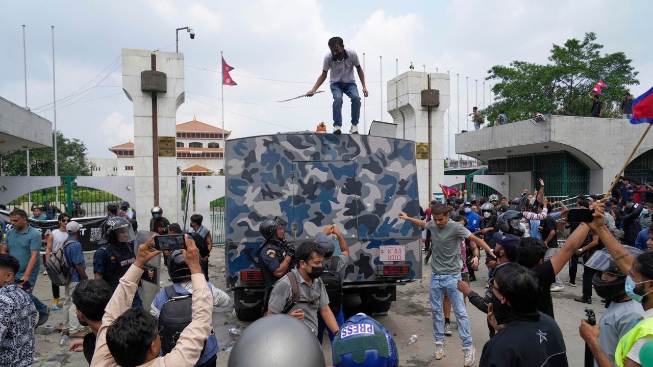 Nepal Gen Z Protest: നേപ്പാളില്‍ സോഷ്യല്‍ മീഡിയ ആപ്പുകളുടെ വിലക്ക് നീക്കി