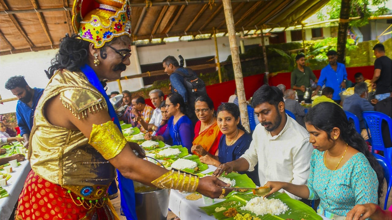 തിരുവോണത്തോടെ മലയാളിക്ക് ഓണാഘോഷം തീരുന്നില്ല. ചതയം വരെ (നാലാം ഓണം) ആഘോഷം തുടരും. തിരുവോണത്തോളം ഗംഭീരമെന്ന് പറയാനാകില്ലെങ്കിലും, മൂന്നാം ഓണവും, നാലാം ഓണവും ഒട്ടും മോശമല്ല. തിരുവോണത്തെ അപേക്ഷിച്ച് അല്പം ആലസ്യത്തിന്റേതാണ് മൂന്നാം ഓണം (Image Credits: PTI)