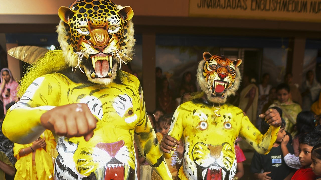 തിരുവോണദിനത്തിലെ വിഭവസമൃദ്ധമായ സദ്യ അവിട്ടം നാളില് പ്രതീക്ഷിക്കേണ്ട. തിരുവോണത്തിന് ഗംഭീരമായി സദ്യ ഒരുക്കേണ്ടി വരുന്നതുകൊണ്ട്, വിഭവങ്ങളില് പലതും ബാക്കിവരും. കഷ്ടപ്പെട്ടുണ്ടാക്കിയ വിഭവങ്ങള് അങ്ങനെ കളയാനാകിലല്ലോ? അതുകൊണ്ട് തന്നെ അത് സൂക്ഷിച്ചുവയ്ക്കും (Image Credits: PTI)