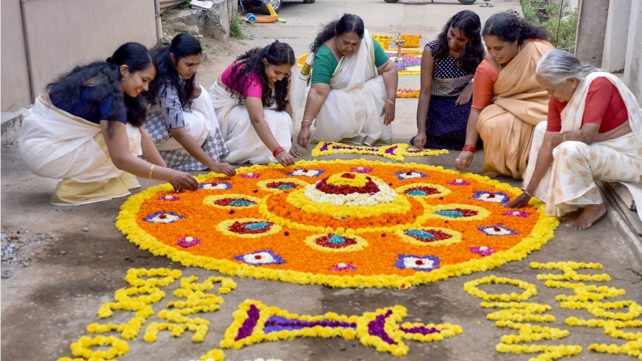 ഓണം വന്നല്ലോ ഊഞ്ഞാലിട്ടല്ലോ...ദാ ഒരു ഓണക്കാലം കൂടി കടന്നുപോകുകയാണ്. 10 ദിവസം നീണ്ടുനില്‍ക്കുന്ന ആഘോഷം തിരുവോണത്തോടെ അവസാനിക്കും. പൂക്കളമൊരുക്കുന്നതും സദ്യയൊരുക്കുന്നതും മാത്രമല്ല ഓണത്തിന്റെ പ്രാധാന്യം. ആളുകളെ ചേര്‍ത്ത് നിര്‍ത്താനൊരു ദിനം കൂടിയാണ് ഓണം. (Image Credits: Getty Images)