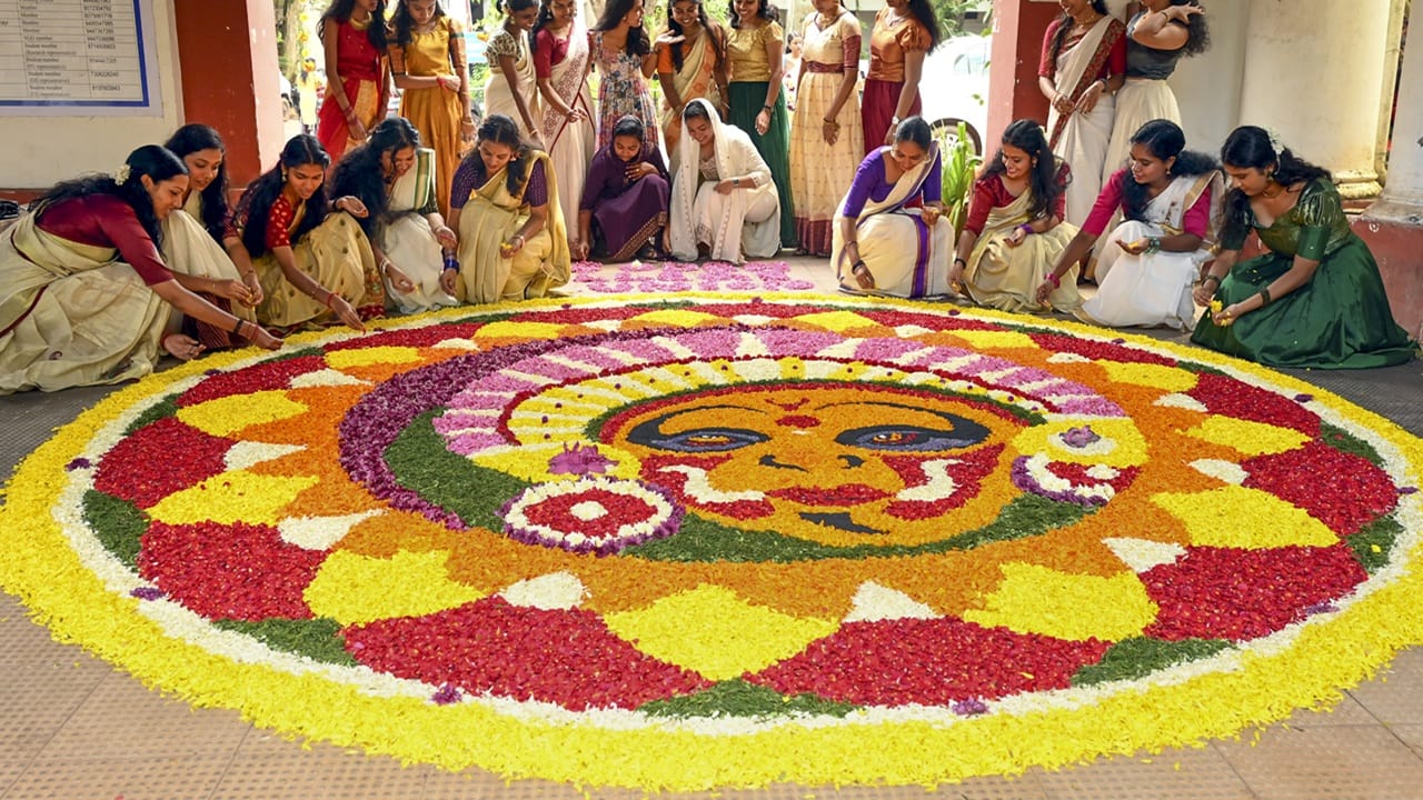 ഇന്നത്തെ കാലത്ത് കൂടുതലും ഫ്രിഡ്ജിലായിരിക്കും ബാക്കിവരുന്ന വിഭവങ്ങളുടെ സ്ഥാനം. ഈ വിഭവങ്ങള് വച്ചാണ് സാധാരണക്കാര് അവിട്ടം നാളും കൊണ്ടാടുന്നത്. മിച്ച വരുന്നവ മൂന്നാം ഓണത്തിന് ഭക്ഷണമാക്കുന്നതിനെയാണ് അവിട്ടക്കട്ട എന്ന് പറയുന്നത്. എല്ലാ കറികള്ക്കുമൊപ്പം തൈരും ചമ്മന്തിയുമൊക്കെ ചേര്ത്താണ് അവിട്ടക്കട്ട അകത്താക്കുന്നത് (Image Credits: PTI)