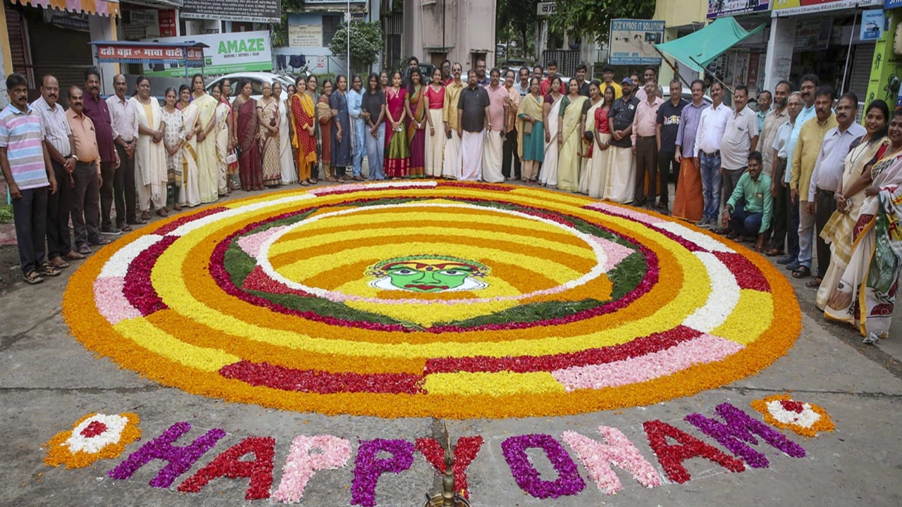 പണ്ട് കാലത്ത് മൂന്നാം ഓണം അമ്മായിയോണം എന്ന പേരിലും ആചരിക്കാറുണ്ട്. തിരുവോണത്തിലെ ഒരുക്കങ്ങള്ക്ക് നേൃത്വം നല്കിയ അമ്മായിയെ ആദരവോടെ അവരുടെ വീട്ടിലേക്ക് കൊണ്ടുപോകുന്നത് മൂന്നാം ഓണത്തിന്റെ അന്നാണ്. അവിട്ടം നാളില് ഉച്ചയ്ക്ക് അവിടെ നടക്കുന്ന ആഘോഷമാണ് അമ്മായിയോണം എന്ന പേരില് അറിയപ്പെട്ടത്. എന്നാല് ഇന്ന് അമ്മായിയോണം അത്ര പ്രസിദ്ധമല്ല (Image Credits: PTI)