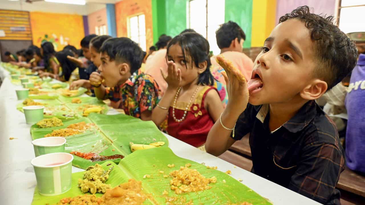 Banana Leaf Price Hike: 12ല്‍ നിന്നും പിടിവിട്ടു! സദ്യയുണ്ണാന്‍ ഇതൊന്ന് വാങ്ങാന്‍ എല്ലാവരും മടിക്കും