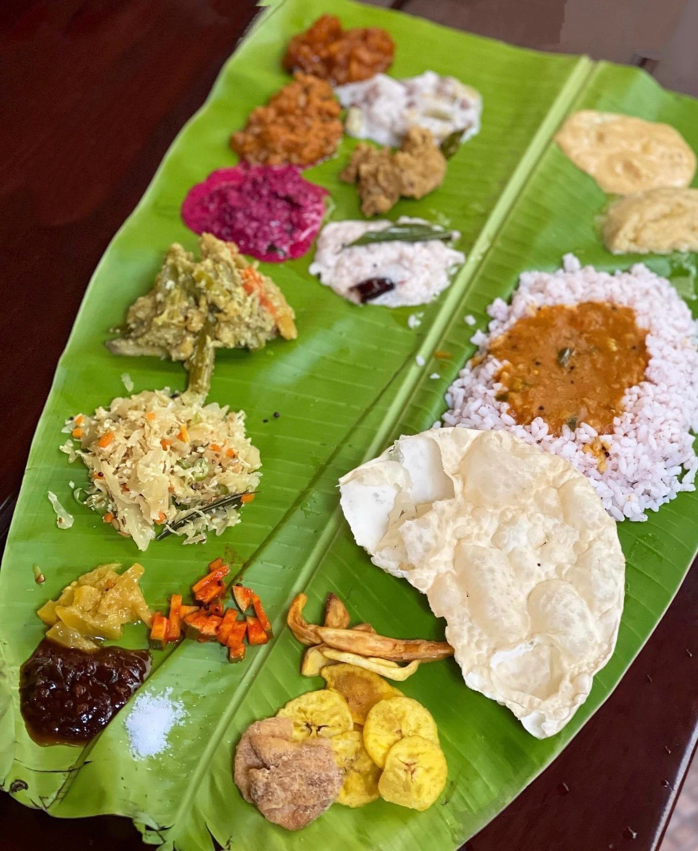 പഞ്ചസാരയുടെ അളവ് നിയന്ത്രിക്കുന്നതിനായി ശരീരത്തിൽ എല്ലായ്പ്പോഴും ജലാംശം നിലനിർത്തണം. പഞ്ചസാര അടങ്ങിയ ഡ്രിങ്കുകളും കാർബണേറ്റഡ് ഡ്രിങ്കുകളും ഒഴിവാക്കുക. ആഘോഷങ്ങൾക്കിടയിൽ വ്യായാമം കുറയ്ക്കരുത്. ഇത് പഞ്ചസാരയുടെ അളവ് നിയന്ത്രിക്കാൻ സഹായിക്കും.