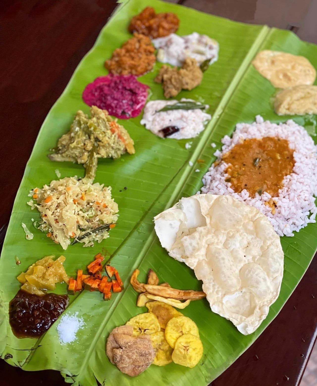 പഞ്ചസാരയുടെ അളവ് നിയന്ത്രിക്കുന്നതിനായി ശരീരത്തിൽ എല്ലായ്പ്പോഴും ജലാംശം നിലനിർത്തണം. പഞ്ചസാര അടങ്ങിയ ഡ്രിങ്കുകളും കാർബണേറ്റഡ് ഡ്രിങ്കുകളും ഒഴിവാക്കുക. ആഘോഷങ്ങൾക്കിടയിൽ വ്യായാമം കുറയ്ക്കരുത്. ഇത് പഞ്ചസാരയുടെ അളവ് നിയന്ത്രിക്കാൻ സഹായിക്കും.