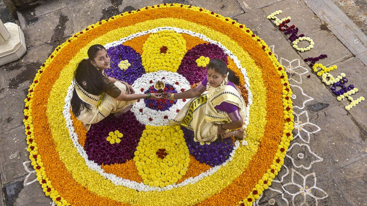 അവിട്ടം നാളില്‍ നിങ്ങളുടെ കുടുംബാംഗങ്ങള്‍, സുഹൃത്തുക്കള്‍ തുടങ്ങിയവര്‍ക്ക് പങ്കുവയ്ക്കാന്‍ പറ്റിയ ചില ആശംസകള്‍ നോക്കാം. 'എല്ലാവര്‍ക്കും അവിട്ടം ദിനാശംസകള്‍'. 'ആഘോഷങ്ങളുടെ ശോഭ ഒട്ടും കെടാതെ മൂന്നാം ഓണമെത്തി, എല്ലാവര്‍ക്കും ആശംസകള്‍'. 'അവിട്ടക്കട്ട കഴിക്കാം, അമ്മായിയോണം കൂടാം, എല്ലാവര്‍ക്കും മൂന്നാം ഓണദിനാശംസകള്‍'. 'ഒരുമിച്ച് ആഘോഷിക്കാം, ഒത്തുചേര്‍ന്ന് കൊണ്ടാടാം, എല്ലാവര്‍ക്കും അവിട്ട ദിനാശംസകള്‍'. 'മൂന്നോണം മുക്കിമൂളി, എല്ലാവര്‍ക്കും ആശംസകള്‍' (Image Credits: PTI)